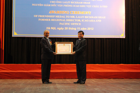 Trao Huân chương Hữu nghị của Nhà nước Việt Nam cho ông Lalit Bickram Shah - nguyên Giám đốc Văn phòng ICAO khu vực Châu Á - Thái Bình Dương